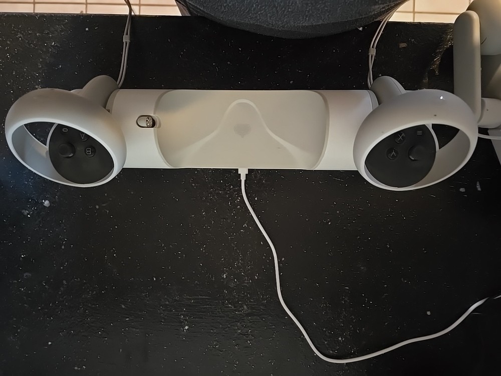 Meta Oculus Quest 2 128GB W/Controllers & Charging Dock