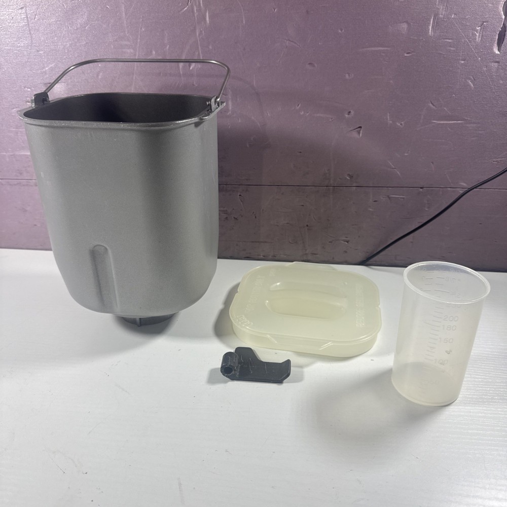 Toastmaster Bread Maker Model 1189s Bread Pan & Paddle Parts And Plastic Cover