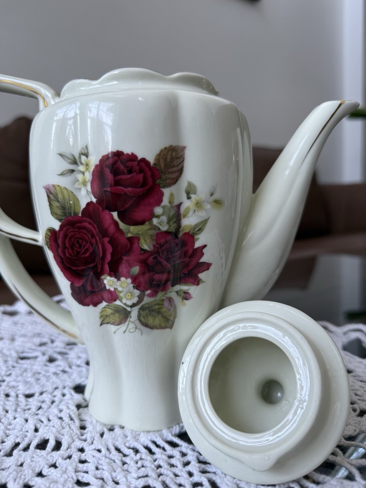 Madison & Max _ Roses Tea Pot