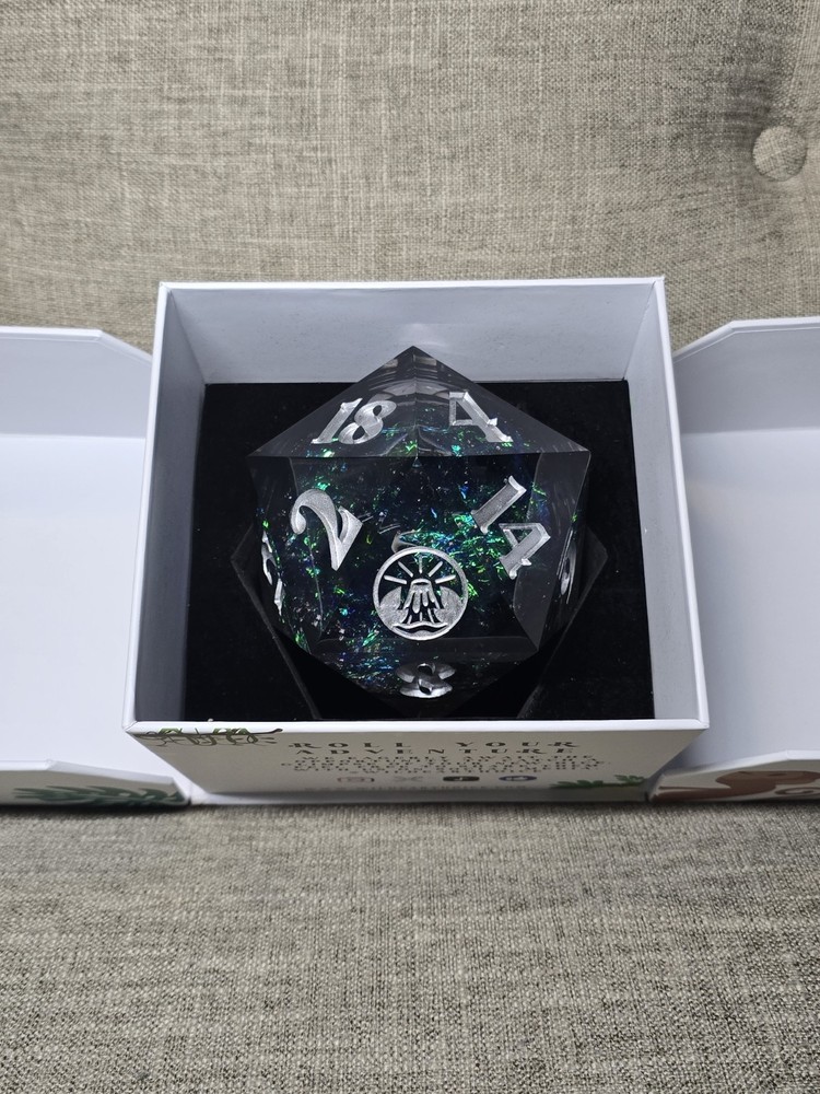 Wild Earth Dice Chunk D20 85mm New, Liquid Core