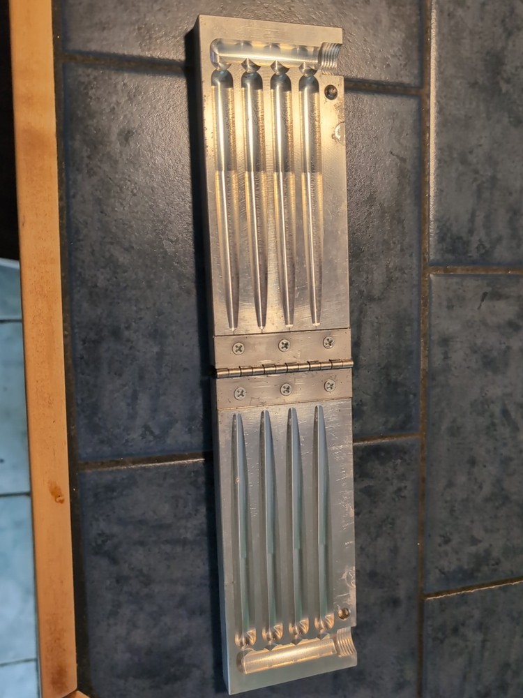 Used Do it soft plastic 5" Carrot Mold