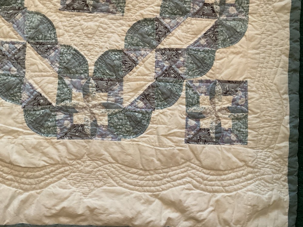 Vintage pieced hand quilted quilt