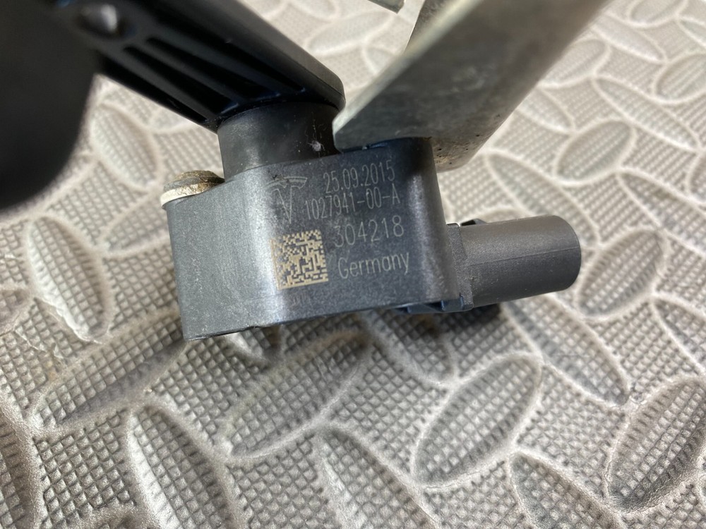 Tesla Model S 2016 Height Level Sensor Front Left 1027941-00-A