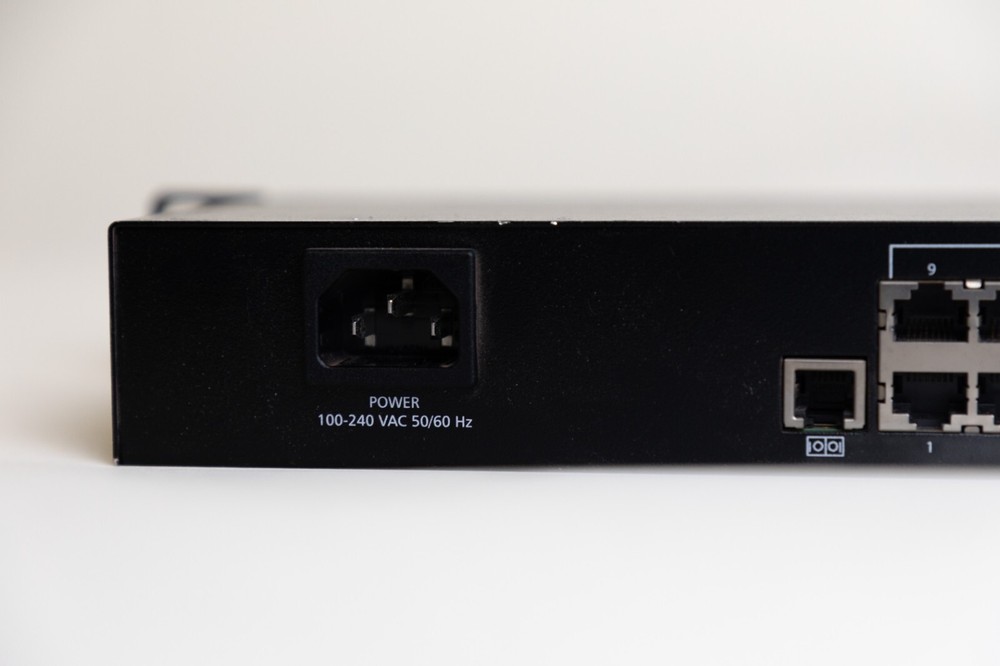 Tripp Lite NetCommander (B0720161) 16-Ports Rack-Mountable KVM switch PS/2...