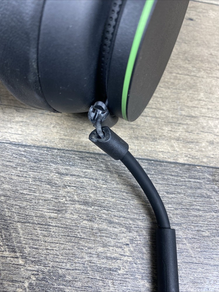 Microsoft Xbox Wireless Headset - Black ⚠️mic Got Damaged ⚠️working