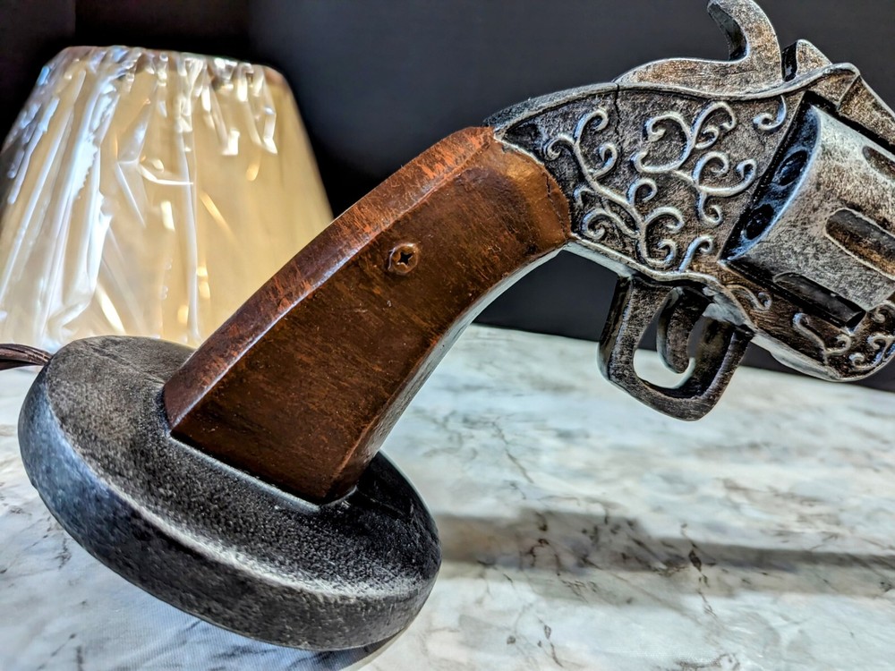 WALL GUN LAMP. PULL STRING. A GREAT DECORATION 4 MANS CAVE OR CABIN. HUNTERS
