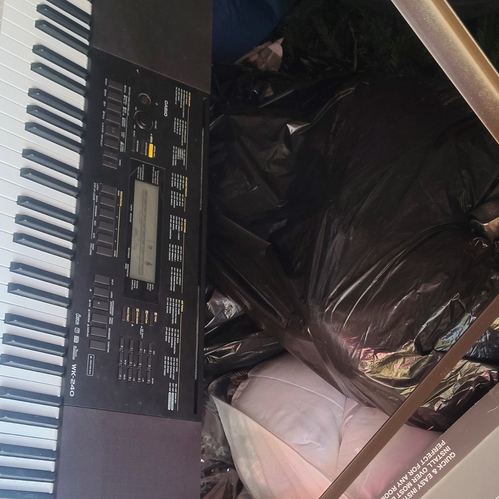 Casio WK-240 76-Key Electronic Keyboard Built-in Speaker LCD Display