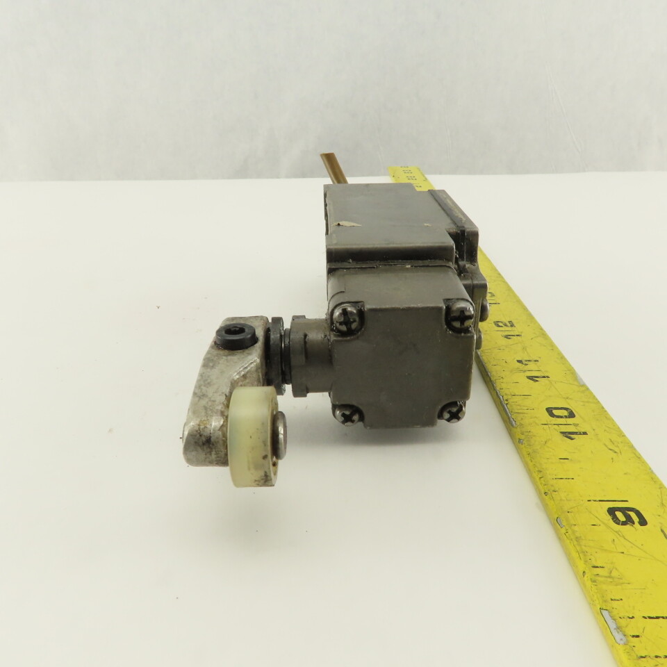 Omron D4B-2511N 400V 2A Cam Roller Rocker Limit Switch
