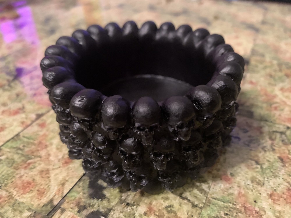 Black skull ash tray
