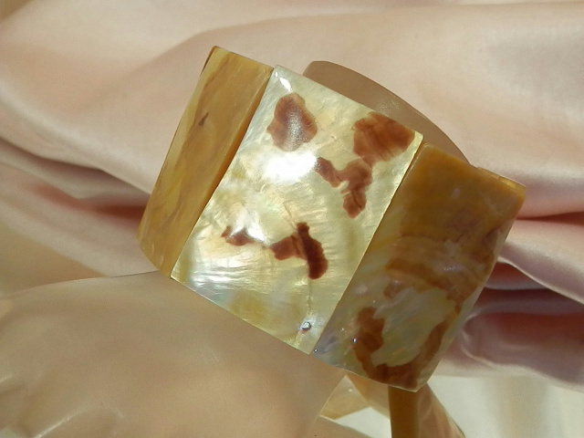 Very Showy Wide Yellow Shell Panel Stretch Bracelet 497F6