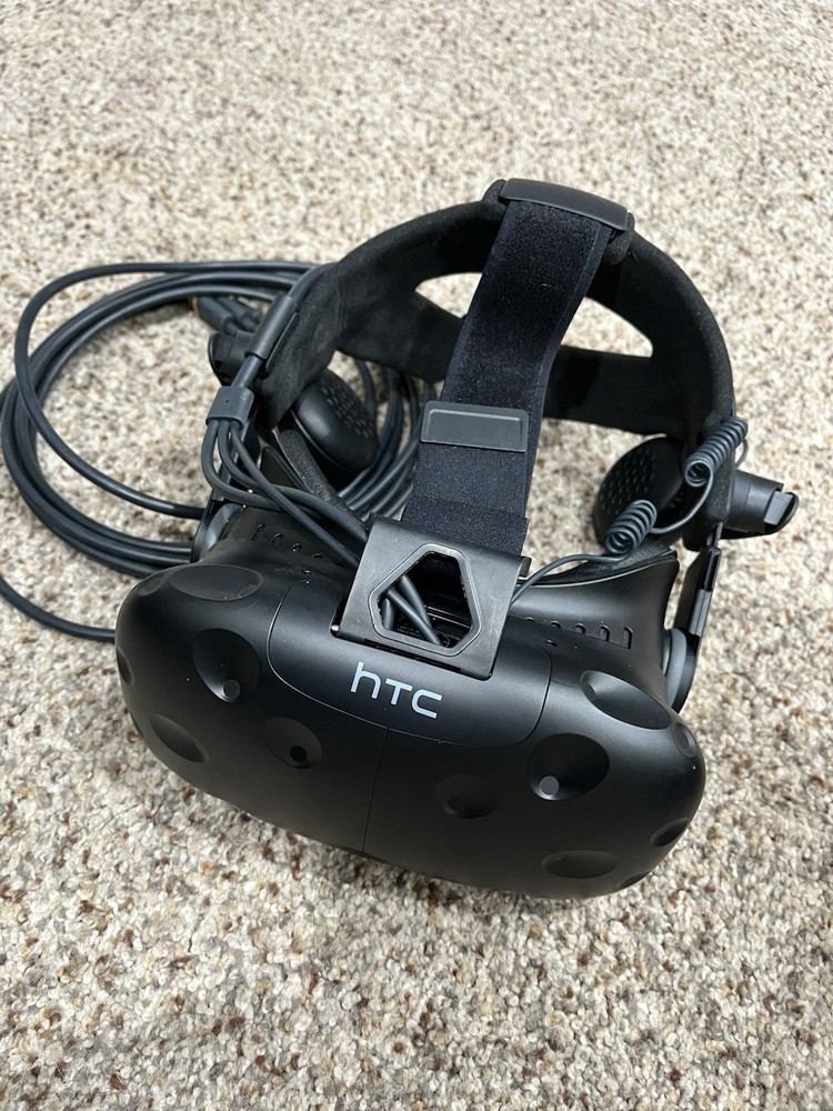 HTC Vive VR Headset + 2 Controllers + Hyperkin Hard Case - Good Condition!
