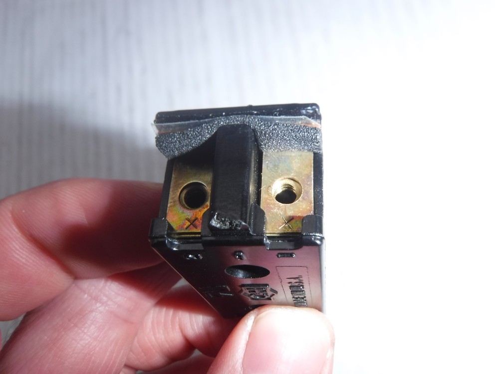 8670K2 / 8A250V / 16A125V Trigger Switch ** Screws Not Included **