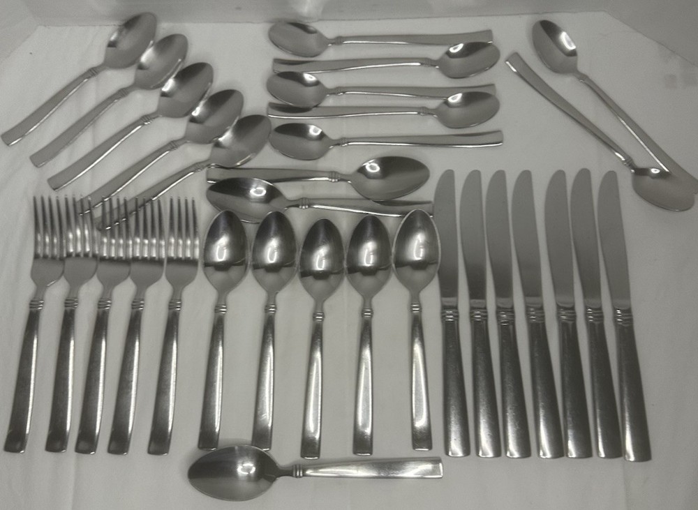 REED & BARTON 18/10 Heritage Mint “Regent” Stainless Flatware , 32 Pcs.