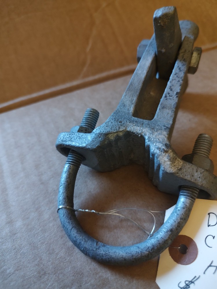 Chain link duck bill gate holdback