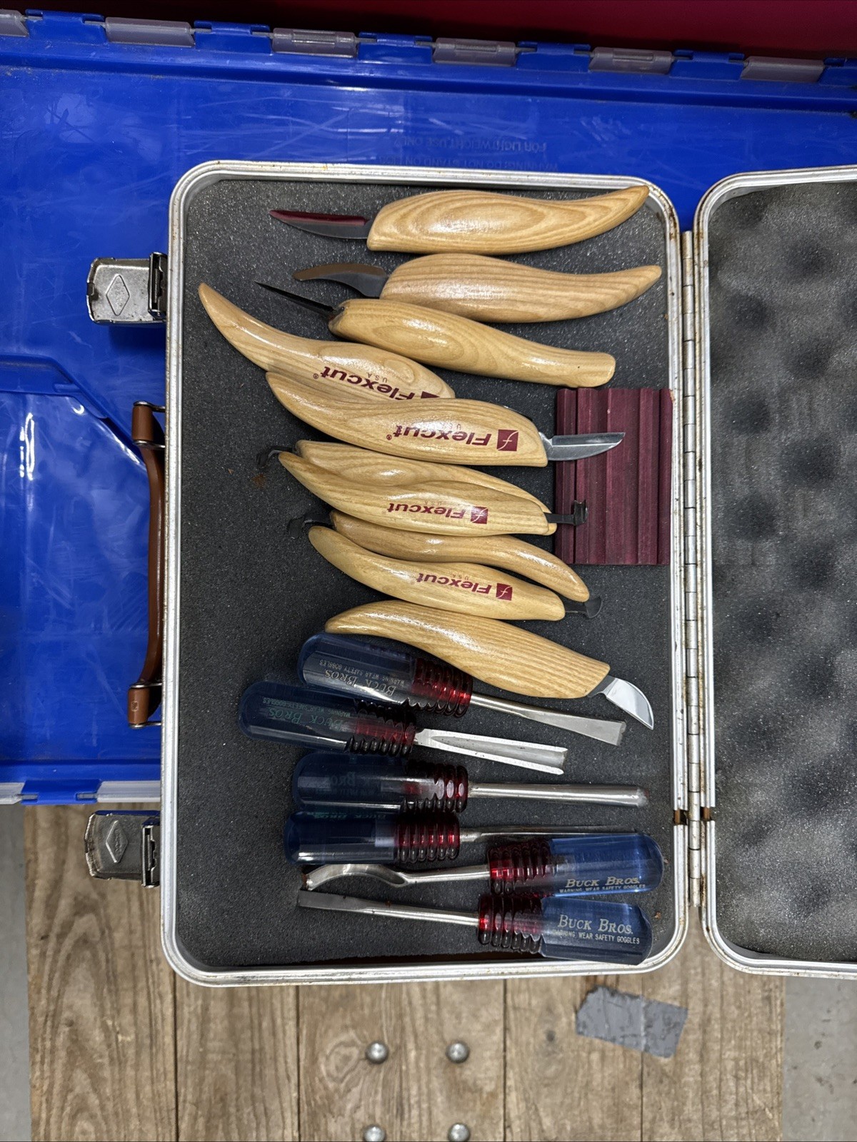 Lot Of Flexcut, different types and more different brands Made SEE PICTURES.