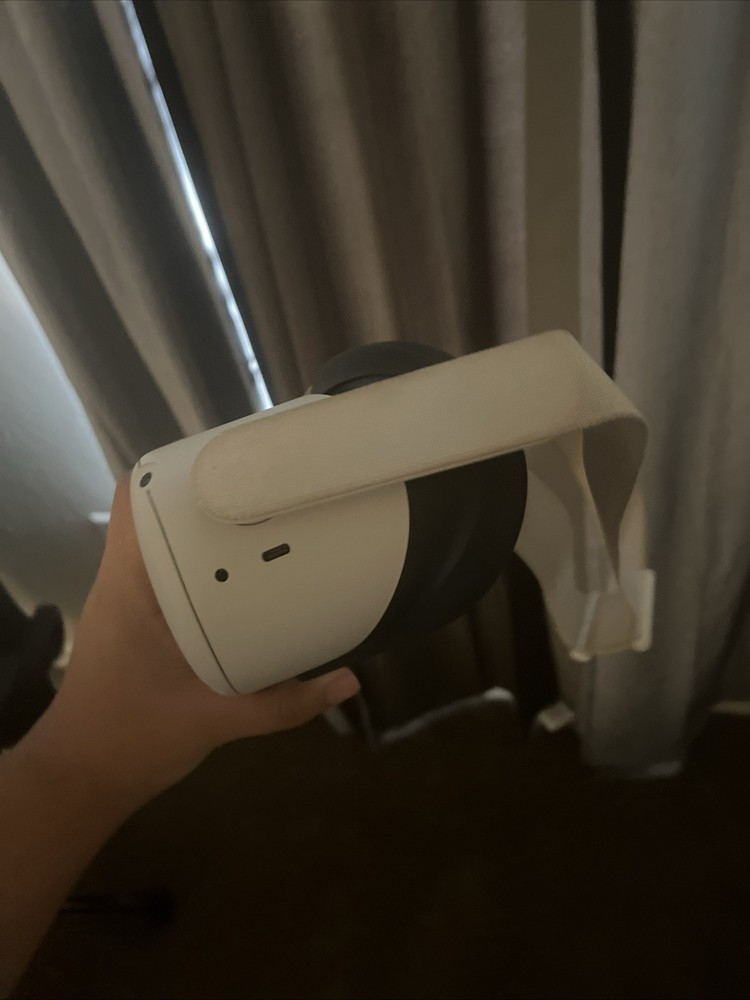 Meta Quest 2 64GB Standalone All-in-One VR Headset WITH 2 CONTROLLERS