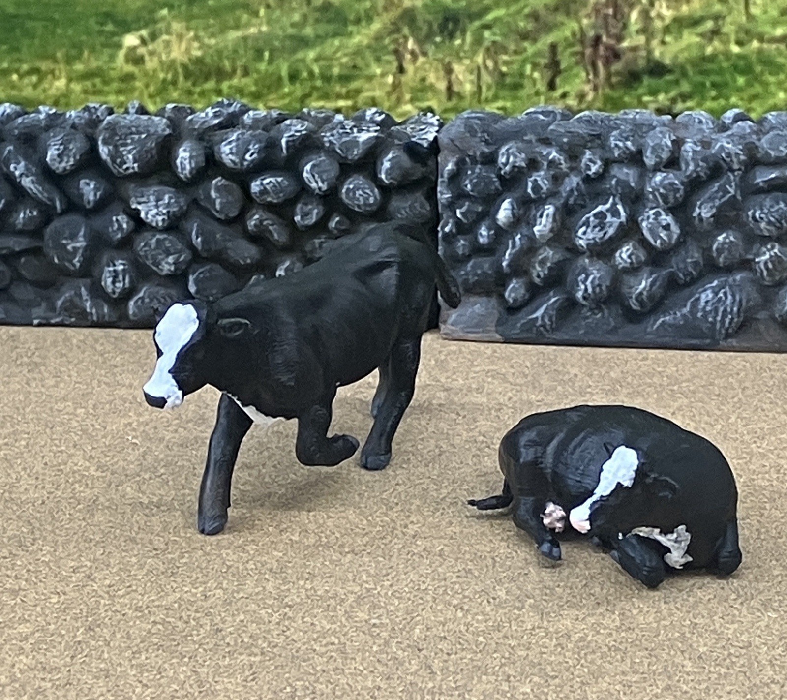 3D Print 1:64 - Laying Down Cow & Running Bull Cattle Farm Scene Like Ertl