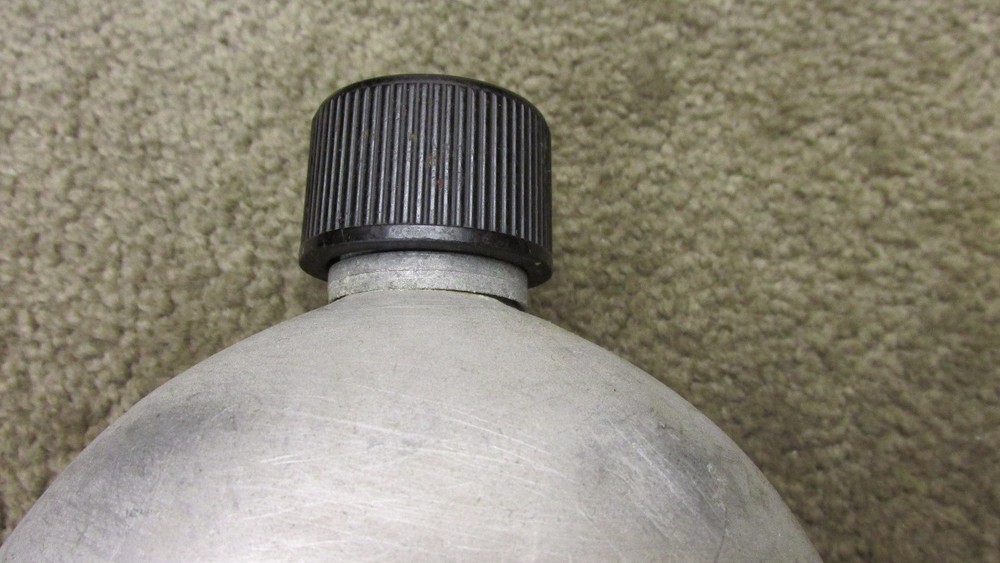 US WW2 CANTEEN LID WITH CORK POST WAR REPLACEMENT CAP