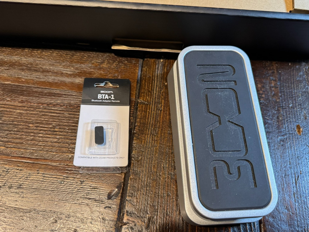 Zoom B6 Bundle: Bass Multi-FX + (BONUS) Wireless App Control & Expression Pedal