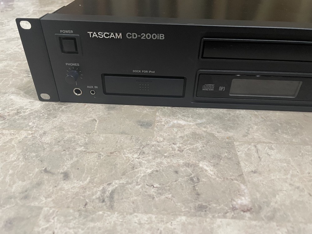Tascam CD-200iB Balanced CD player / iPod dock