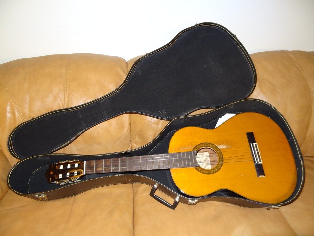 Yamaha C-150 Classical Acoustic Guitar + Case
