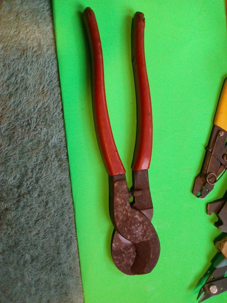 KLEIN TOOLS 9 1/2” CABLE CUTTERS #63050 U.S.A. Used