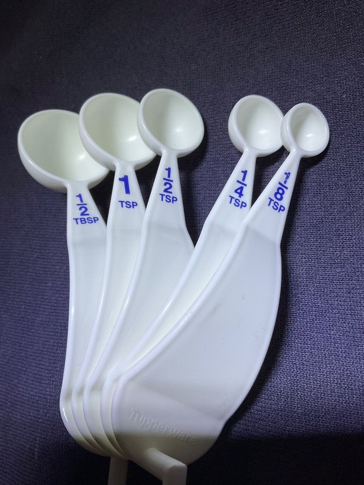 Tupperware White Measuring Spoons Set D Ring Ergonomic Curved Blue Lettering