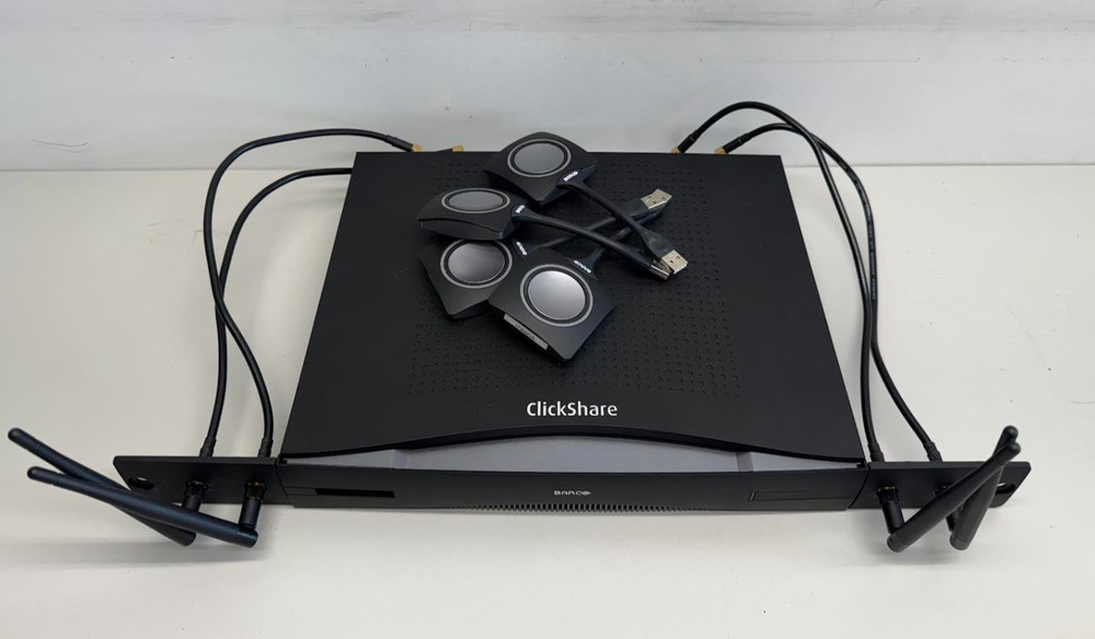 Barco ClickShare CSE-800 | 8 Users Wireless Presentation Collaboration System