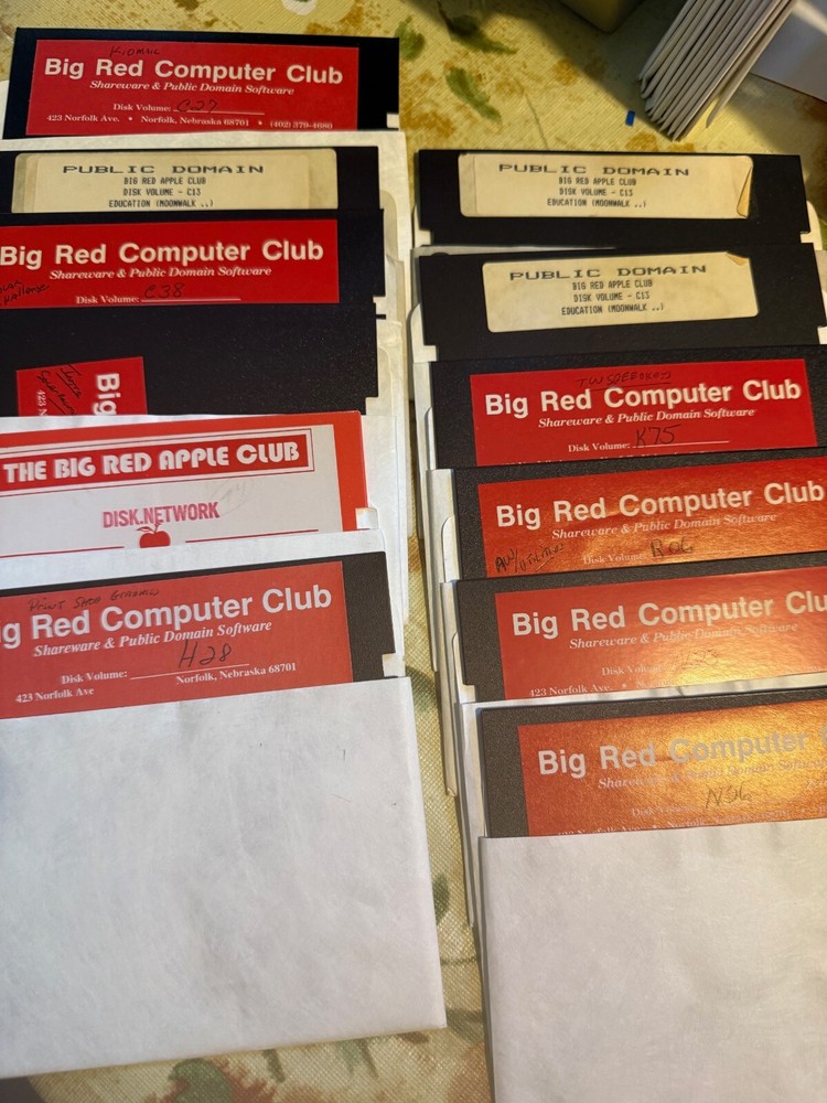 BIG RED COMPUTER CLUB - 30 disks - some work, some don't - Apple Software