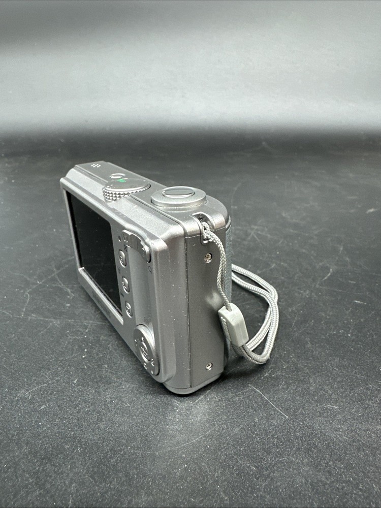 Samsung Digimax D73 7.2MP Digital Compact Camera, Silver - Tested