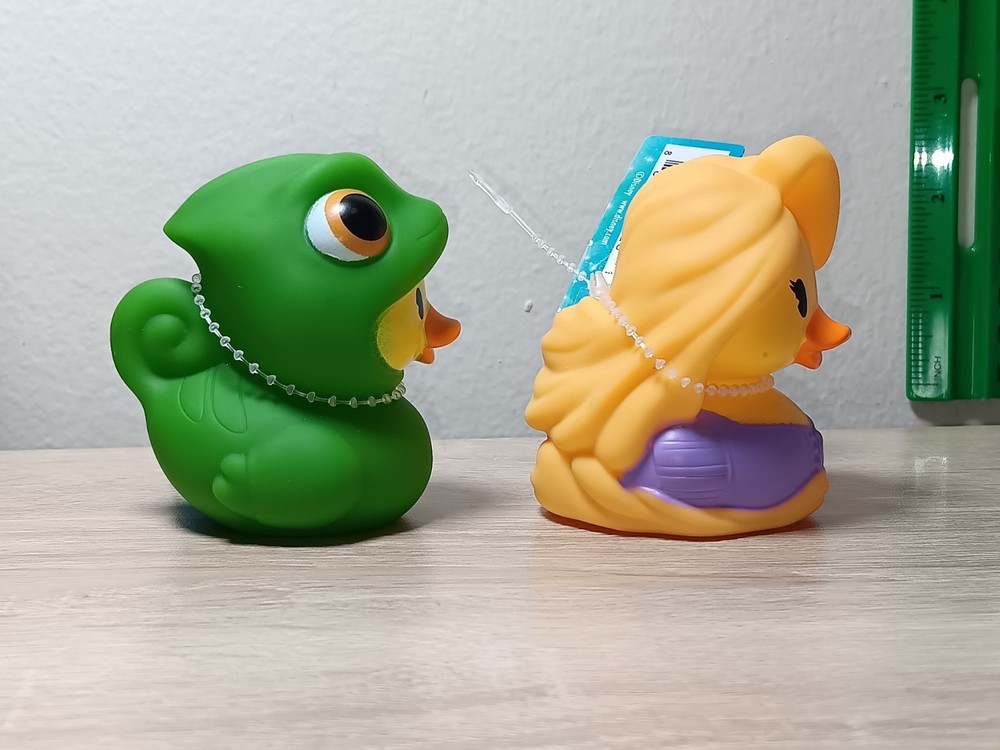 *FREE SHIP* 2.5" RAPUNZEL + PASCAL Disney Classic Cartoon Duckalooz