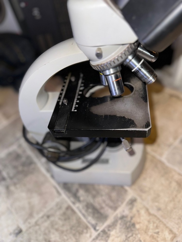 Zeiss Universal Microscope 47 30 15 with objectives