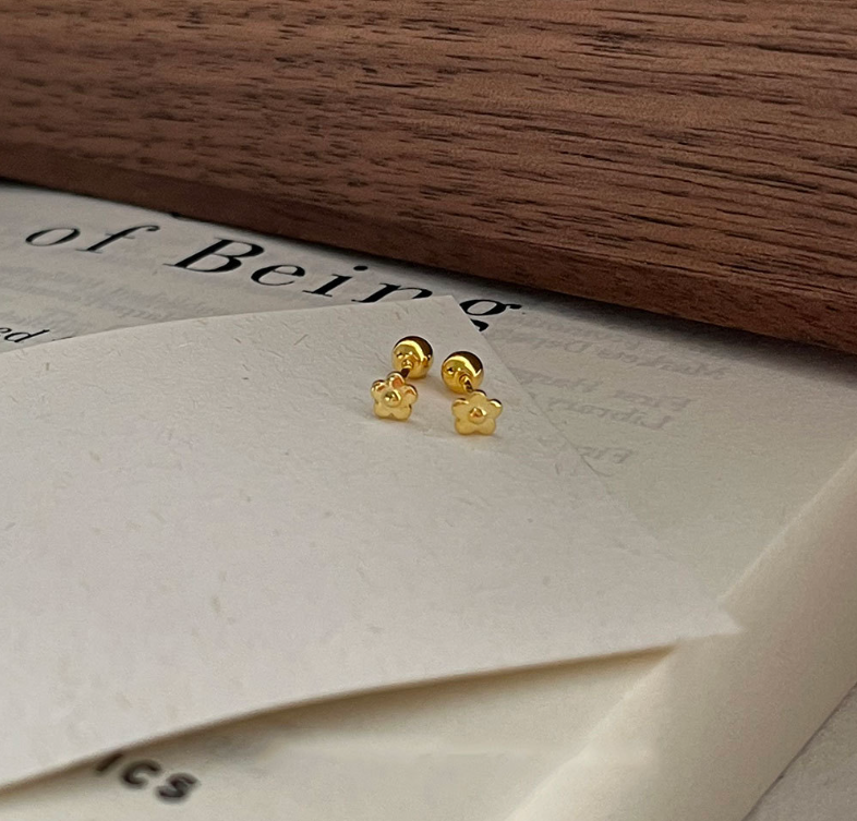 Solid STERLING SILVER Tiny 5mm Daisy Flower SCREW BACK STUD EARRINGS Gift I66