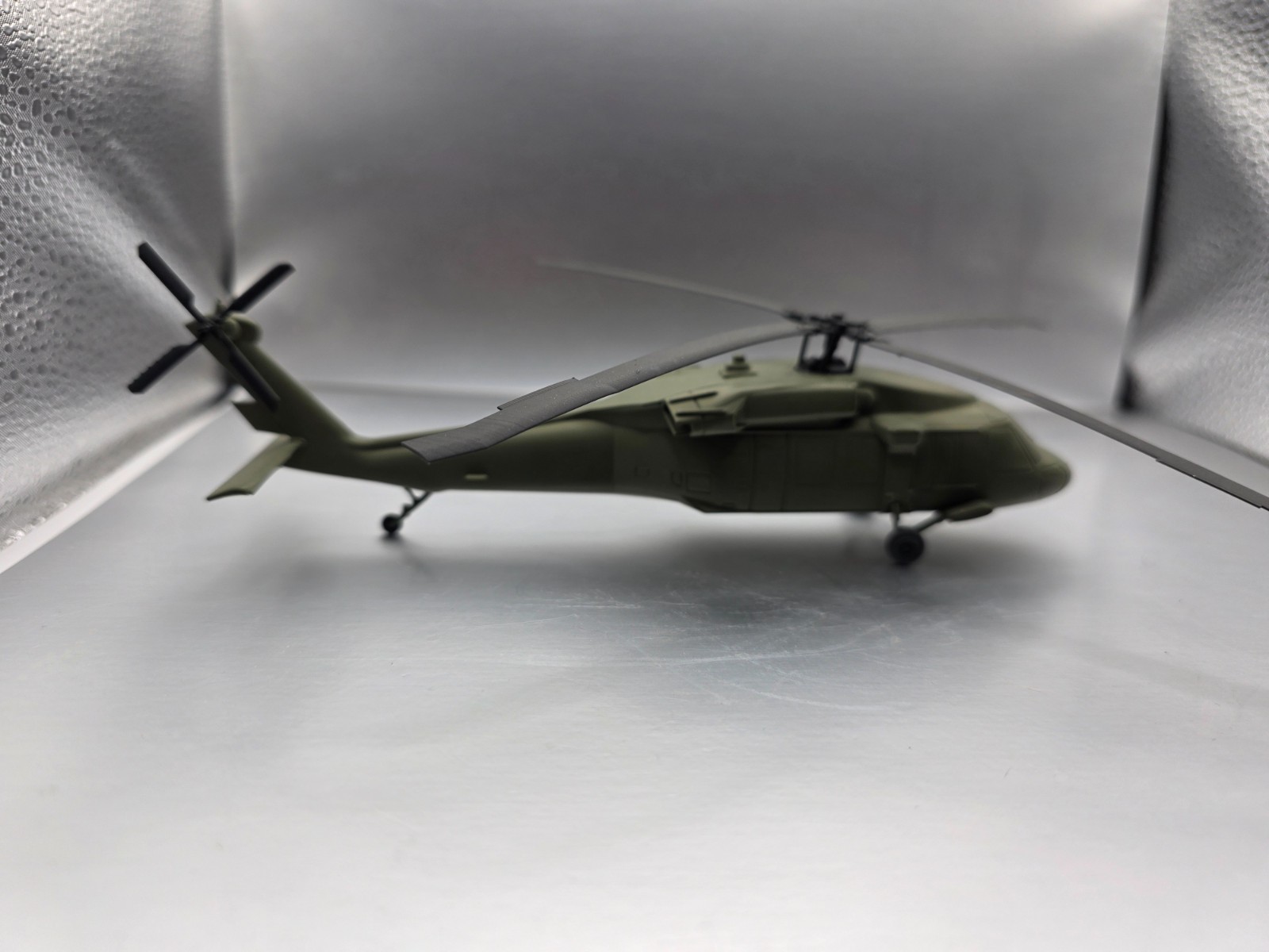HO Scale 1:87 Sikorsky UH-60 Blackhawk Helicopter Trainload - US Army - OD Green