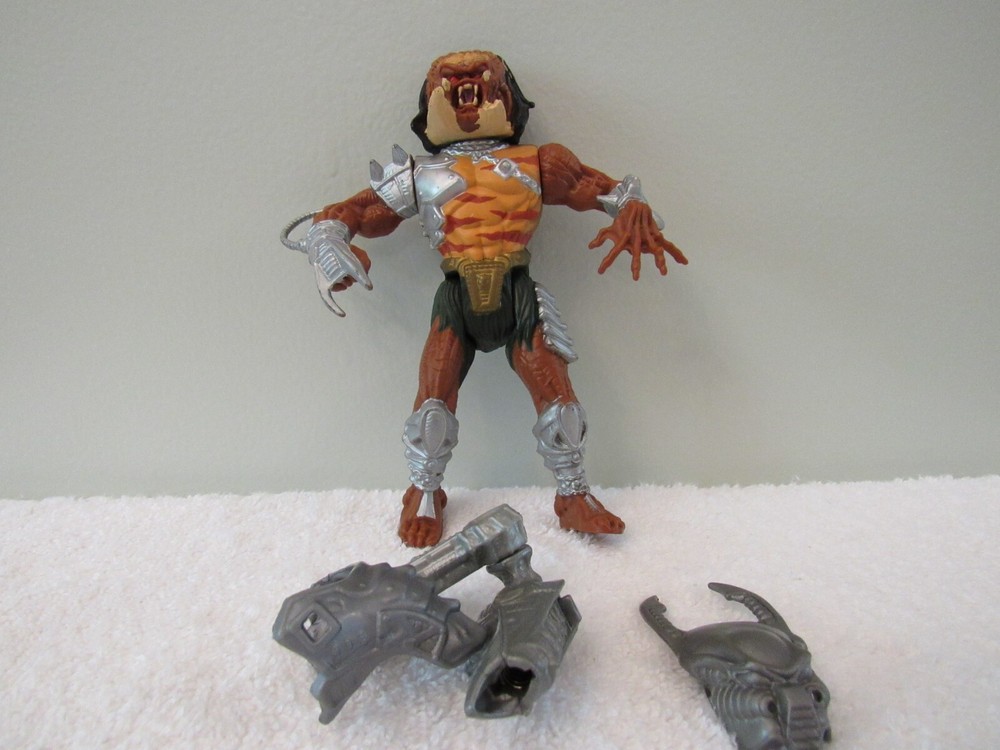 CRACKED TUSK PREDATOR -  1994 ALIENS VS PREDATORS