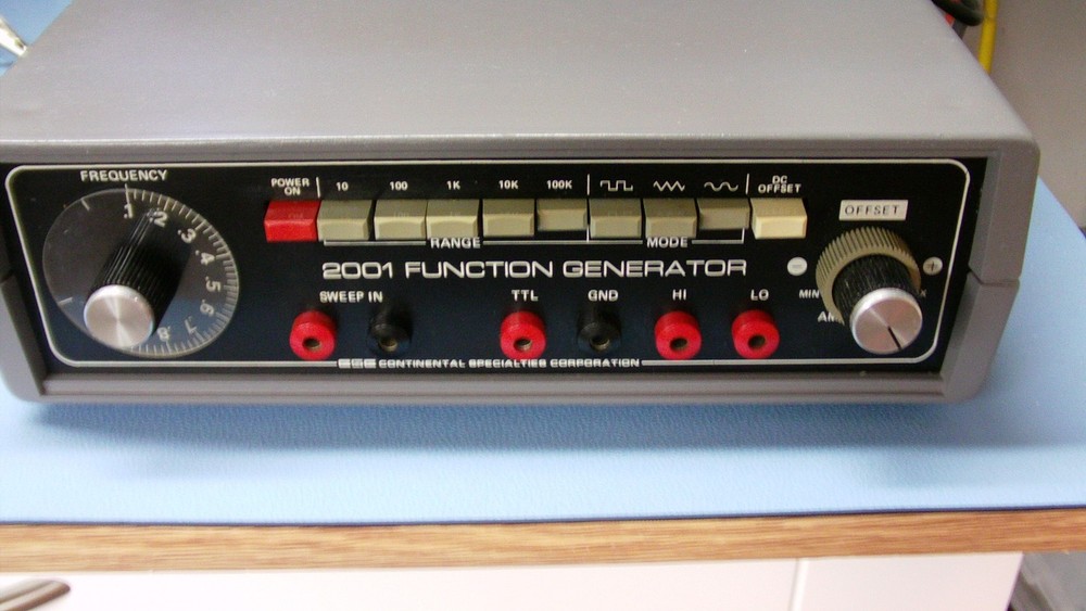 Function Generator with Sweep - model 2001, tested and fully functional
