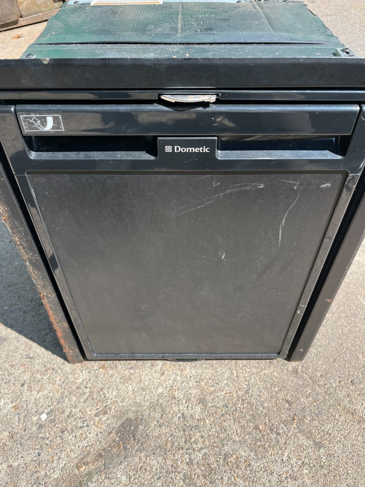DOMETIC CR-1050 Built-In Refrigerator/Freezer