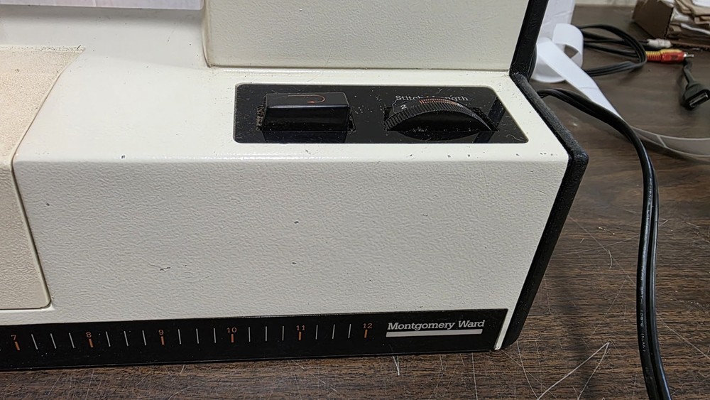 Montgomery Ward UHT J1954 Sewing Machine