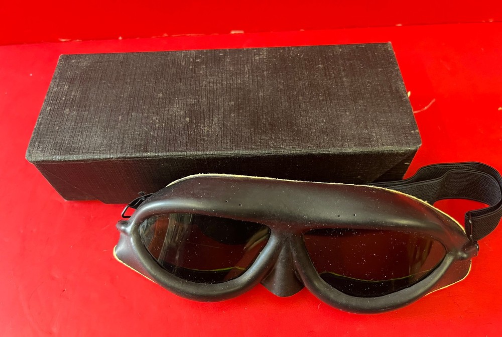 WILLSON U.S. NAVY AVIATION GOGGLES WITH ORIGINAL CASE