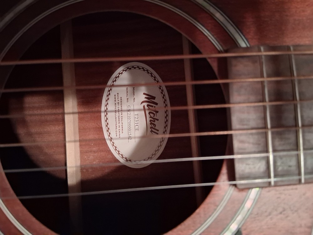 Mitchell acoustic electric T231CE w/hard shell case