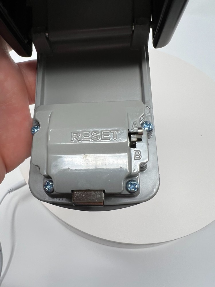 Lockbox with flexible latch