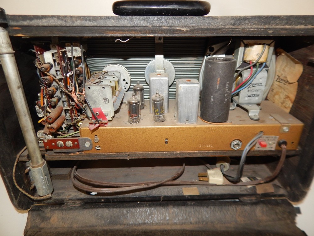 ZENITH TRANS-OCEANIC SHORTWAVE RADIO (SBH89)