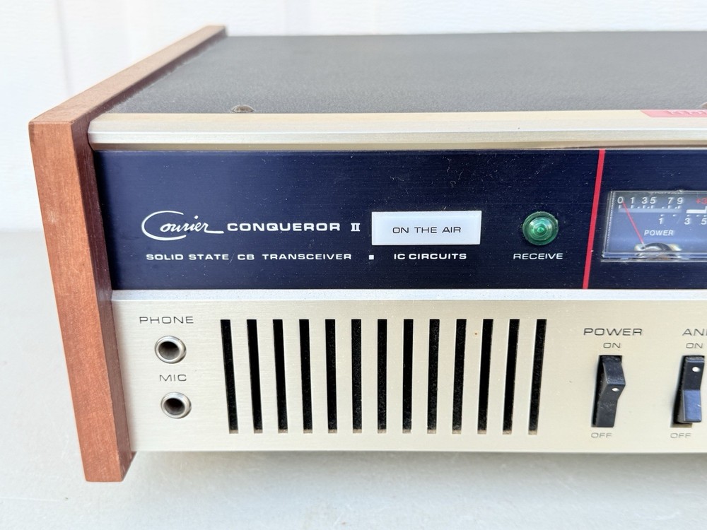Vintage Courier Conqueror II CB Transceiver Radio Powers On Untested
