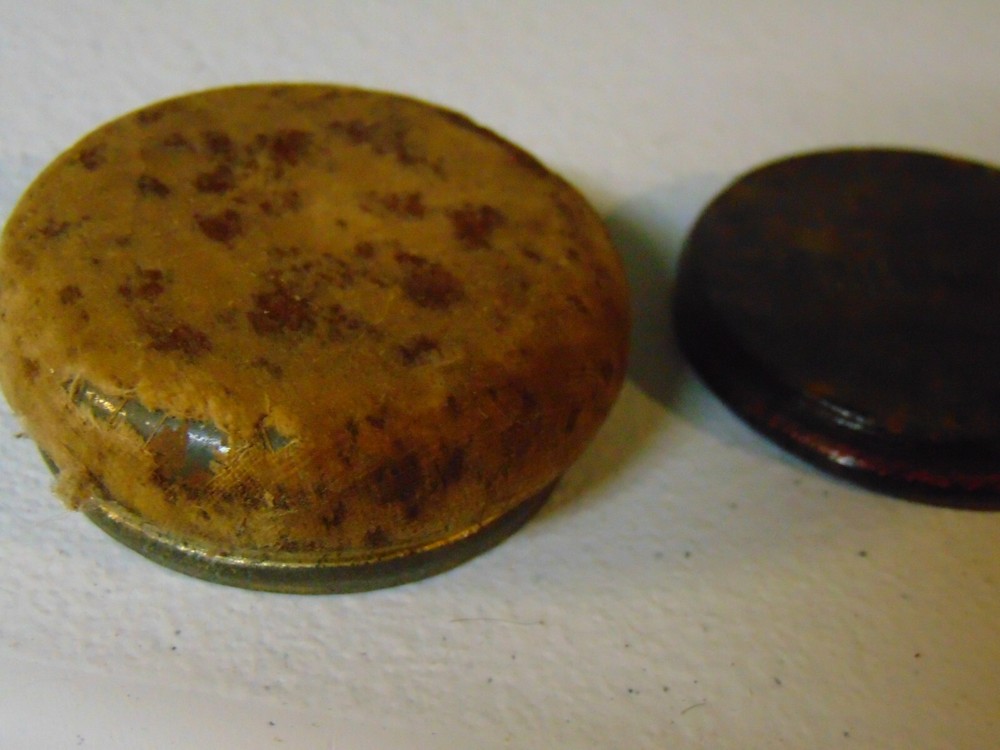 BRILLIANTONE PHONOGRAPH RECORD DUSTER / NEEDLE TIN