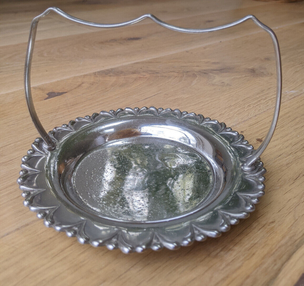 Silver plated circular serving basket with handle (E.P.N.S.)