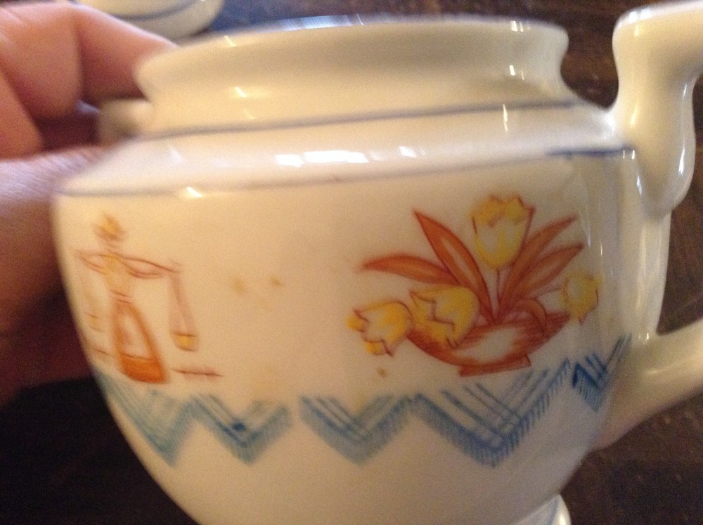 2 handled porcelain jar with lid