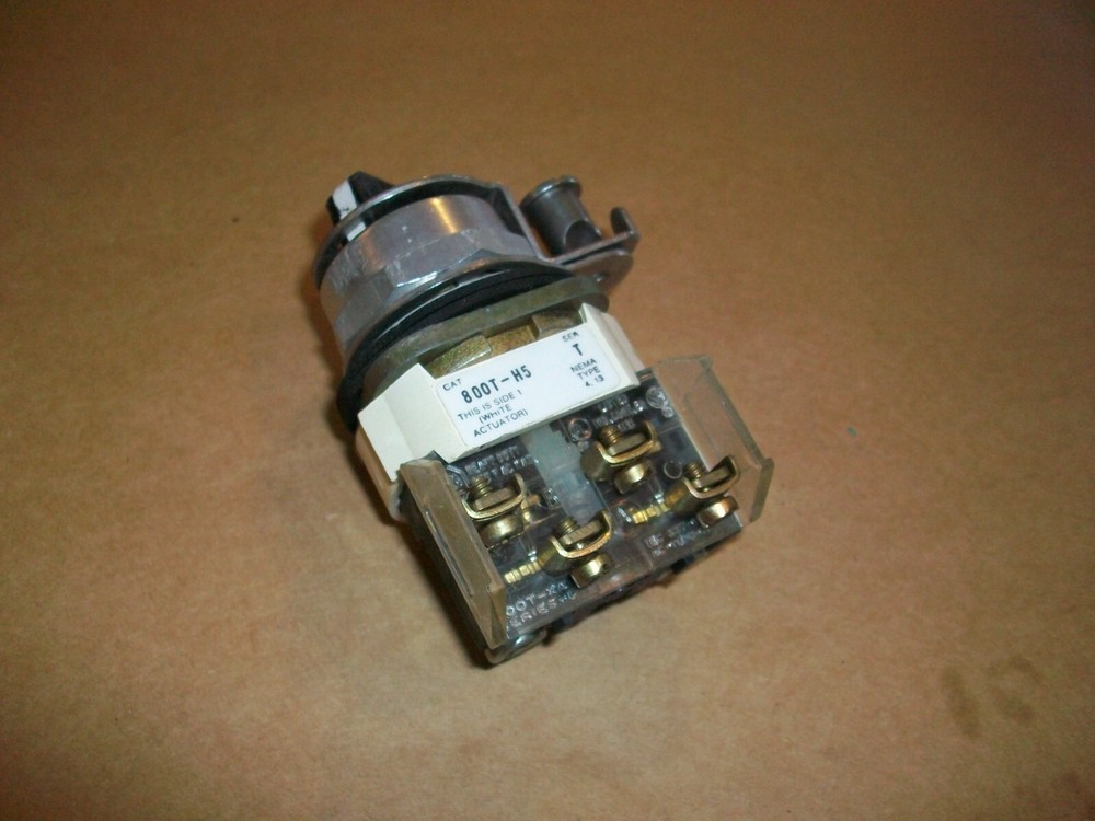 Allen Bradley 800T-H5 Selector Switch Ser T 2 position w/ Locking device