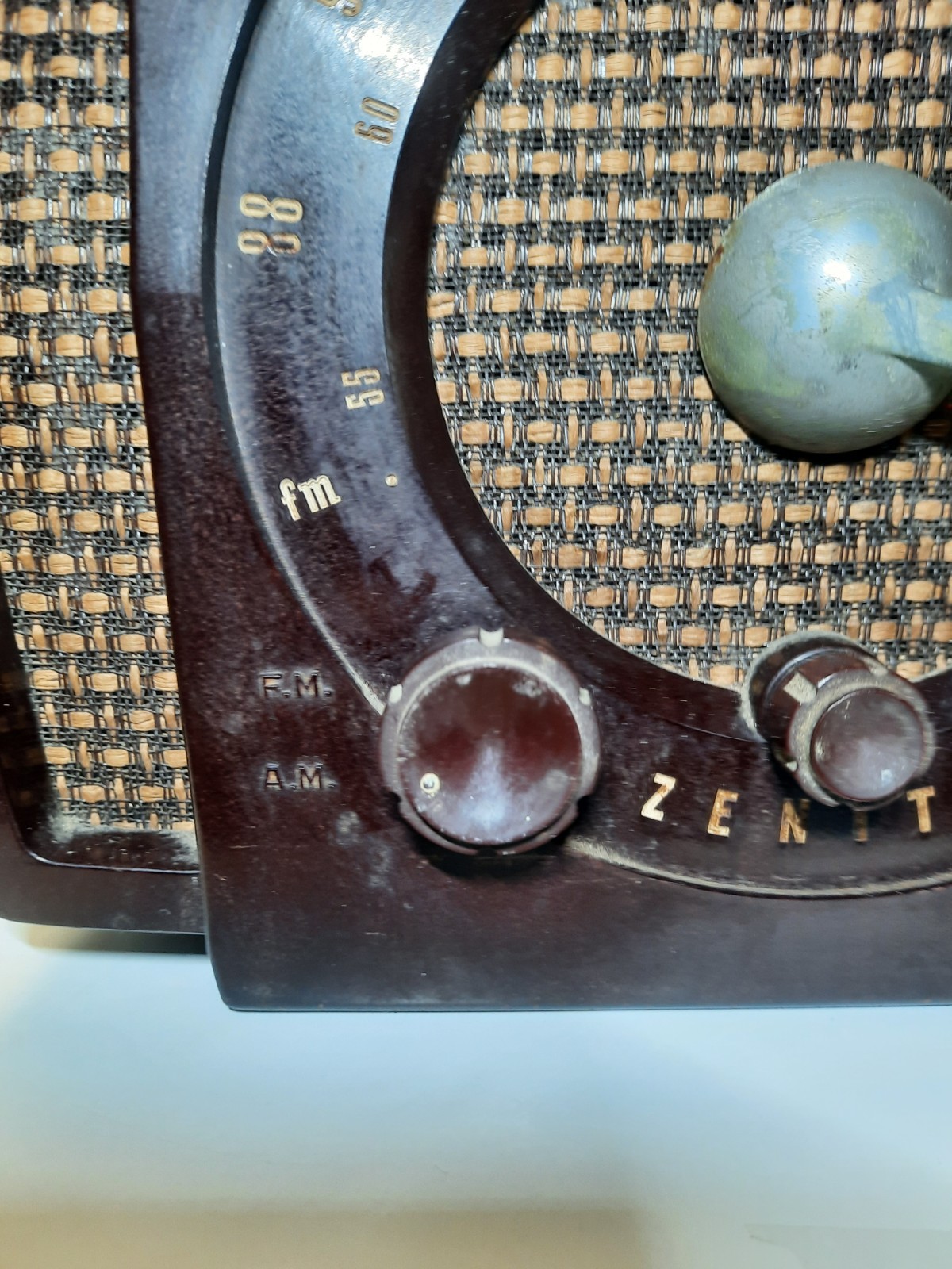 Vintage ZENITH white bakelite radio, model S-22922- AM/FM- turns on / Parts