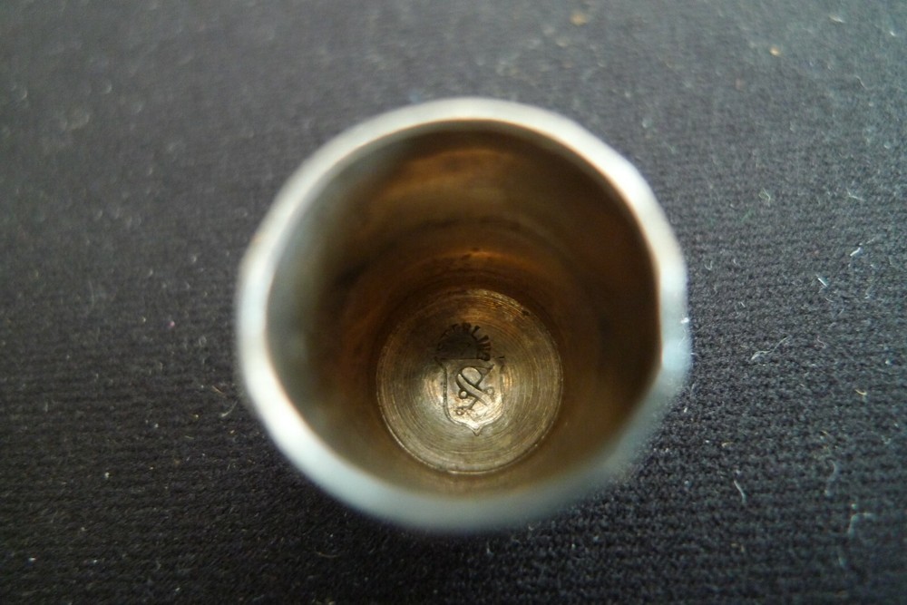 VINTAGE STERLING SILVER SEWING THIMBLE HAMMERED PATTERN DESIGN EDGING SIZE 8