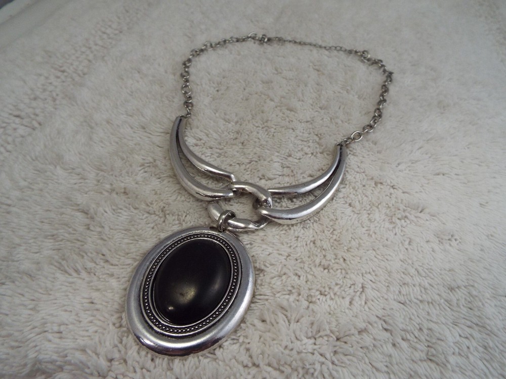 Silvertone Black Bead Pendant Necklace (D14)